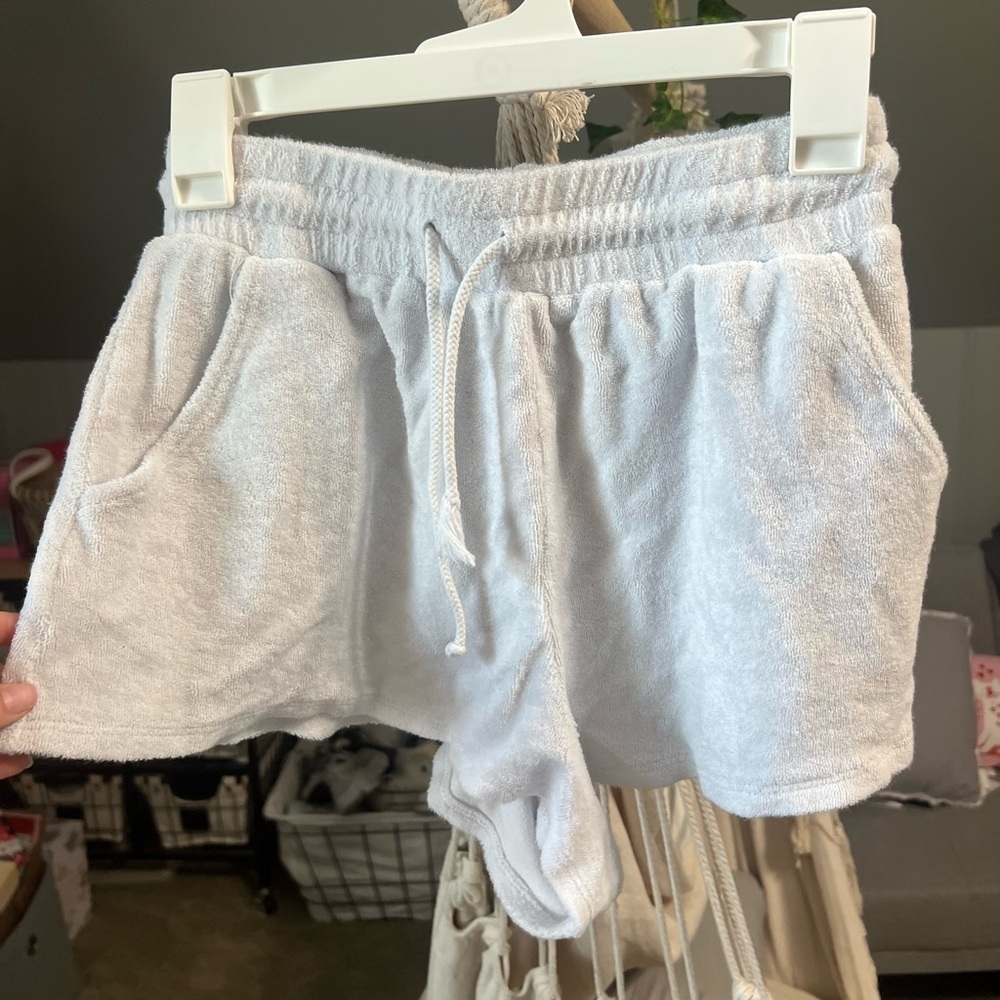 white dippin’ daisy’s towel material shorts
